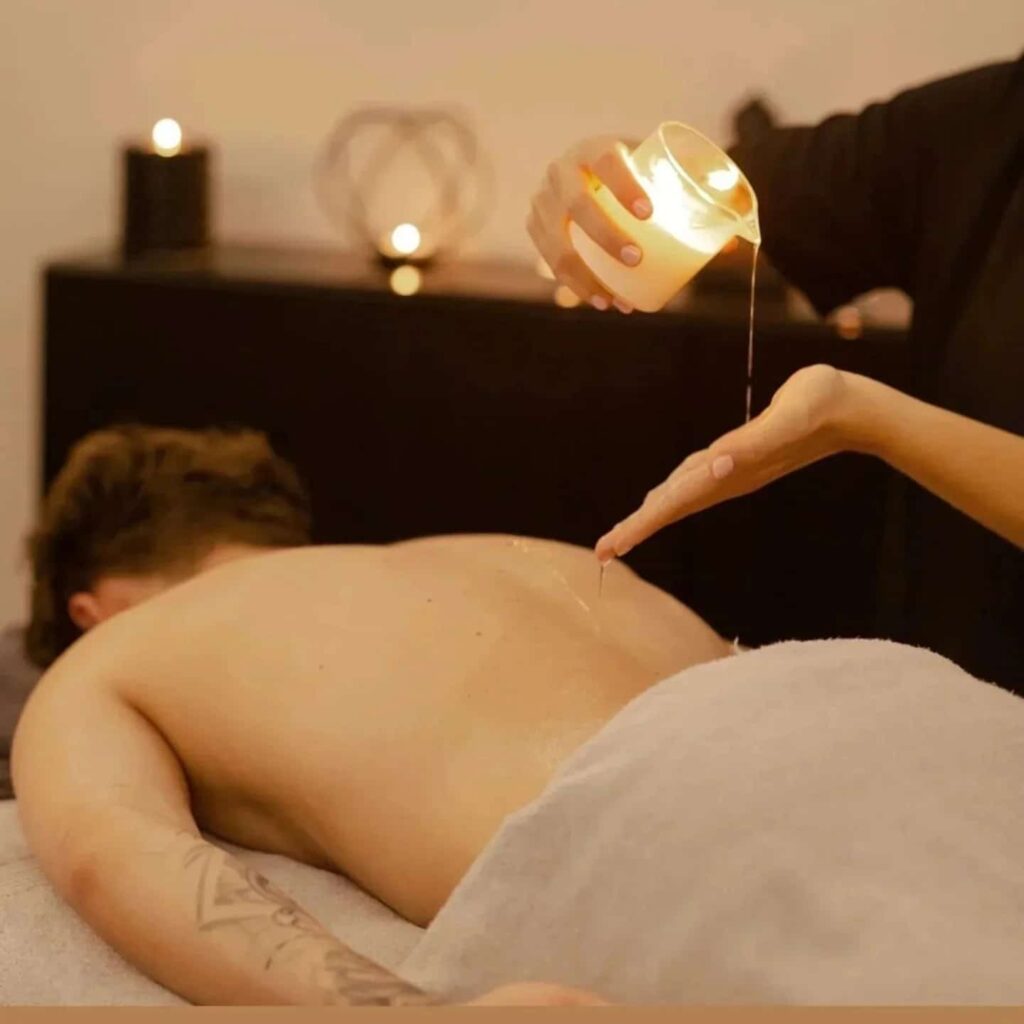 Masaje realizado con velas en la espalda