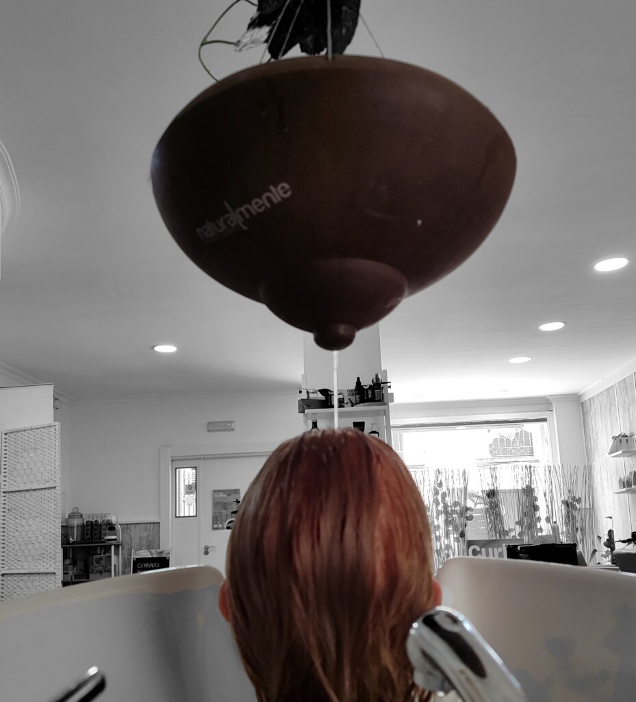 Mujer lavándose la cabeza en Ana Caballero Molina